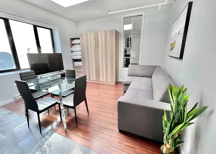 Spacious 1Bdr Mezzanine On Bishop Central Mtl Zx8