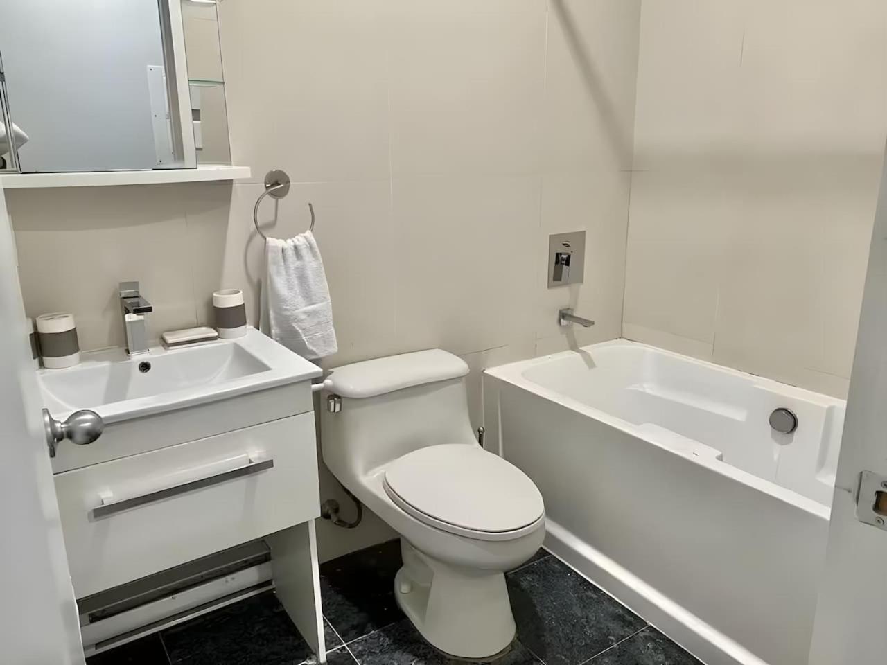 Spacious 1bdr Mezzanine On Bishop Mtl Zx8 Apartamento